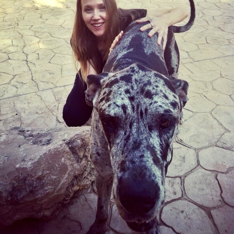 Yulia con uno de los perros que cuida